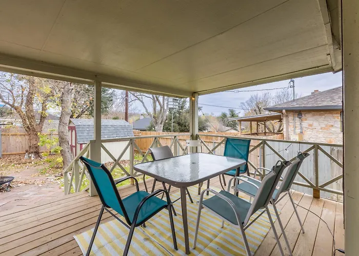 Private Retreat Shady Oak Backyard, Petfriendly *