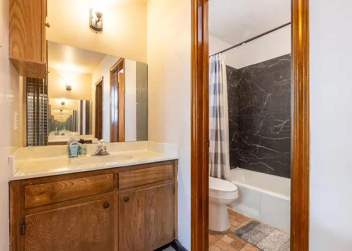 Private Retreat Shady Oak Backyard, Petfriendly * Round Rock