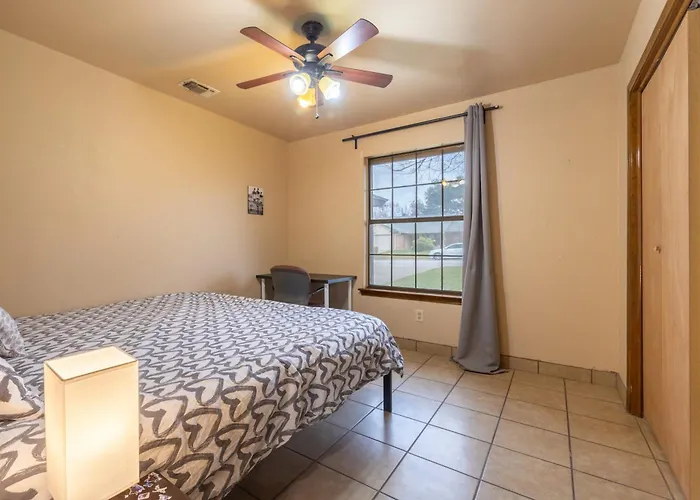 Private Retreat Shady Oak Backyard, Petfriendly *