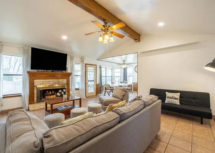 Private Retreat Shady Oak Backyard, Petfriendly * Round Rock