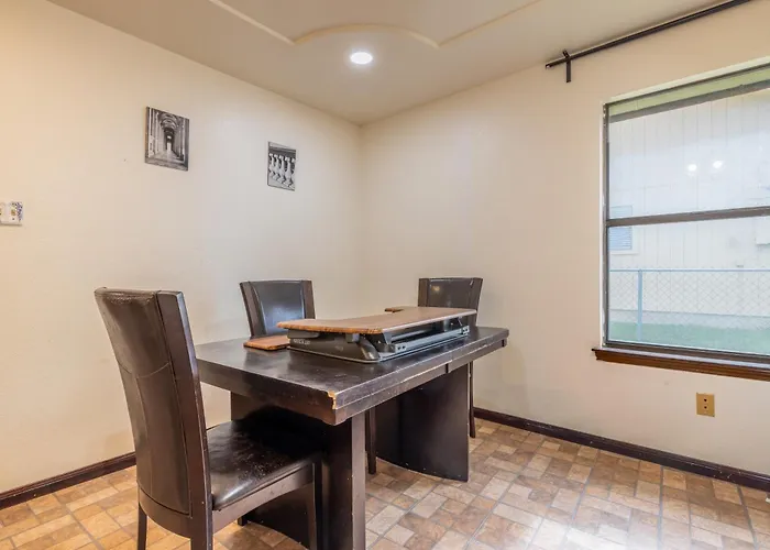 Сasa de vacaciones Private Retreat Shady Oak Backyard, Petfriendly