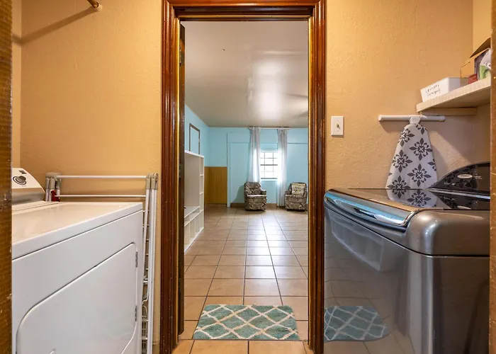 Private Retreat Shady Oak Backyard, Petfriendly