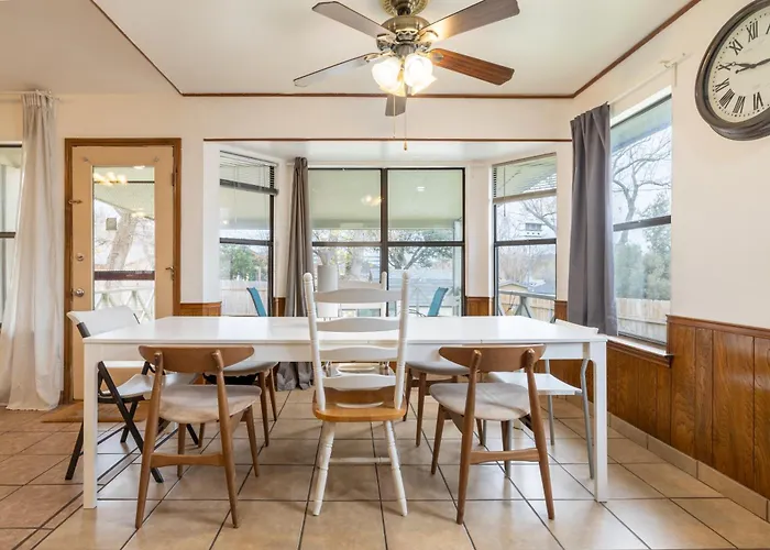 Private Retreat Shady Oak Backyard, Petfriendly *