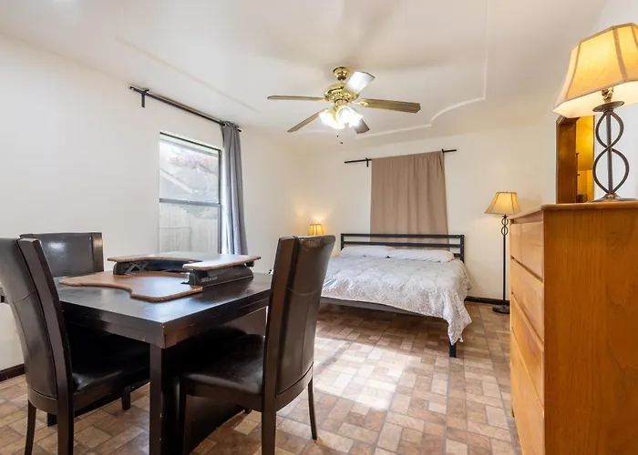 Сasa de vacaciones Private Retreat Shady Oak Backyard, Petfriendly *