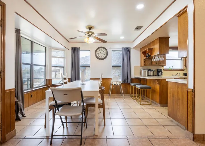 Private Retreat Shady Oak Backyard, Petfriendly *