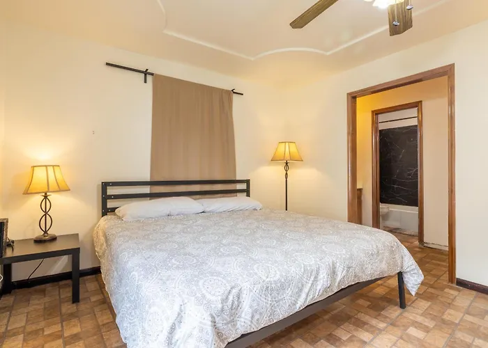 Сasa de vacaciones Private Retreat Shady Oak Backyard, Petfriendly *