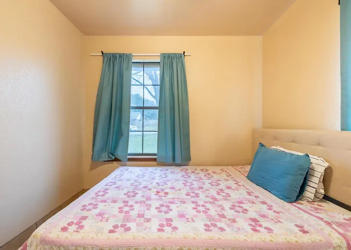 Сasa de vacaciones Private Retreat Shady Oak Backyard, Petfriendly Round Rock