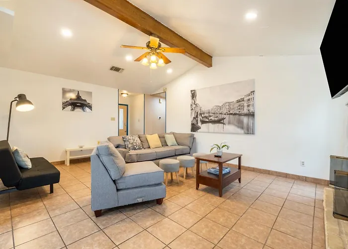 Private Retreat Shady Oak Backyard, Petfriendly Round Rock