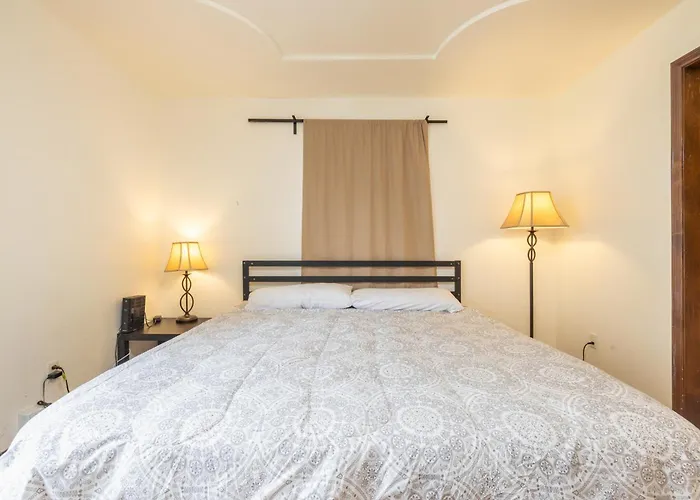 Private Retreat Shady Oak Backyard, Petfriendly Сasa de vacaciones