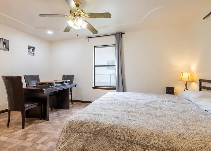 Private Retreat Shady Oak Backyard, Petfriendly *