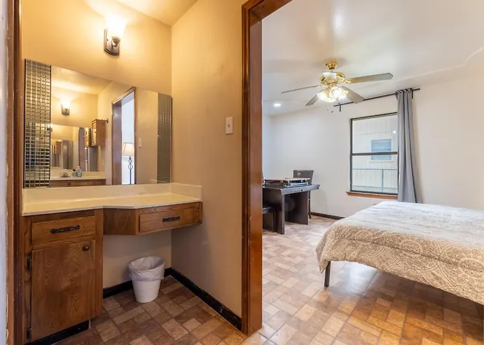 Private Retreat Shady Oak Backyard, Petfriendly Round Rock
