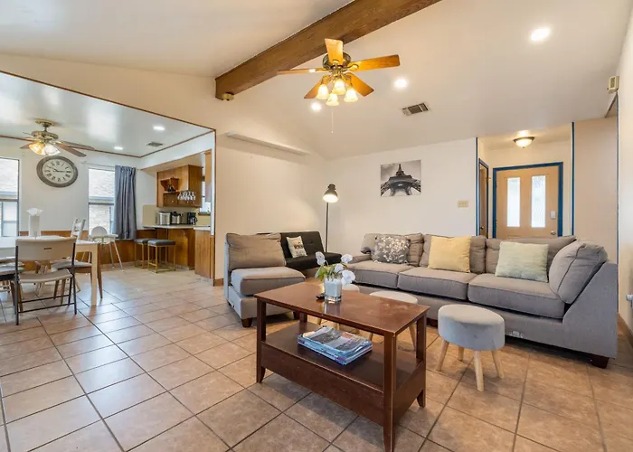 Private Retreat Shady Oak Backyard, Petfriendly