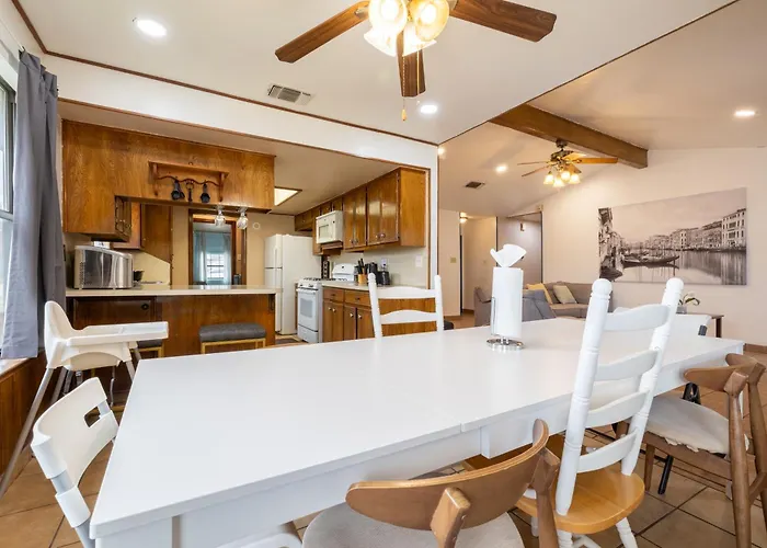Сasa de vacaciones Private Retreat Shady Oak Backyard, Petfriendly
