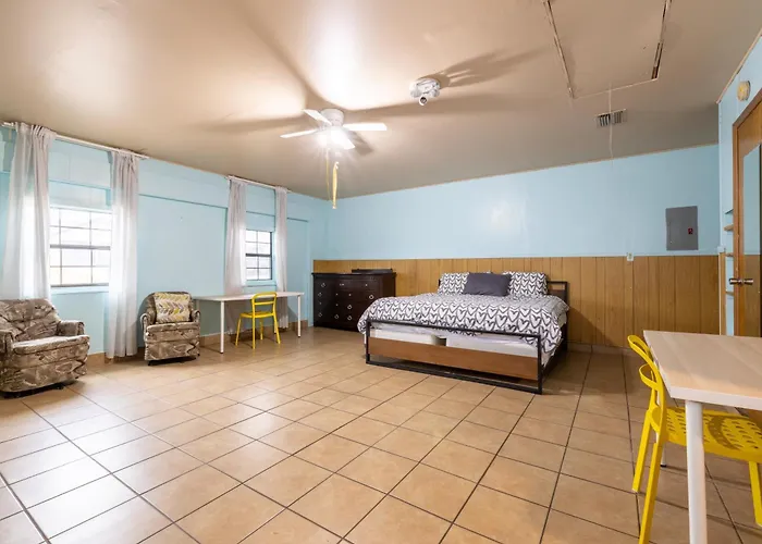 Сasa de vacaciones Private Retreat Shady Oak Backyard, Petfriendly *