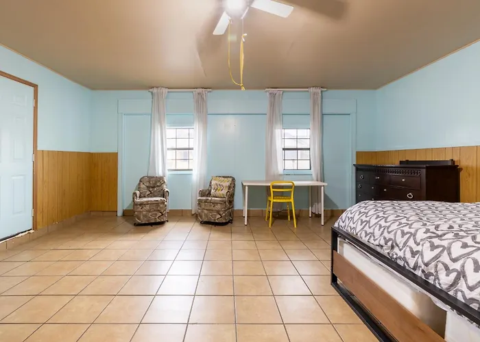 Private Retreat Shady Oak Backyard, Petfriendly Round Rock