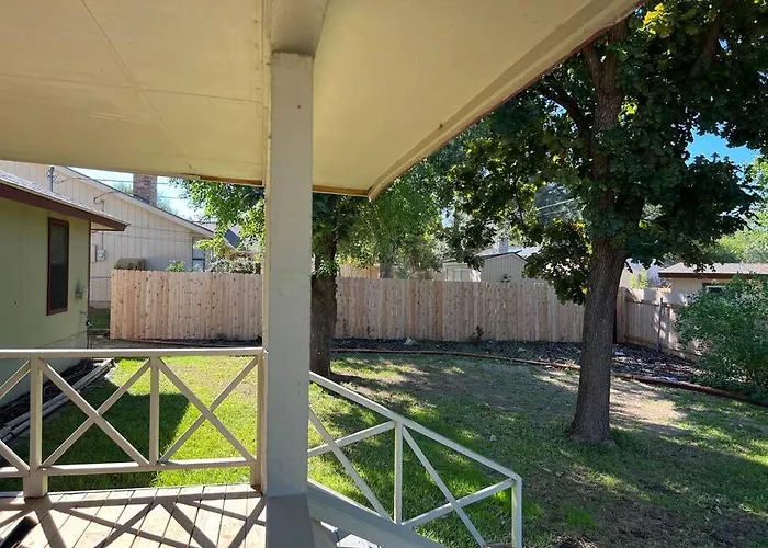 Private Retreat Shady Oak Backyard, Petfriendly Round Rock