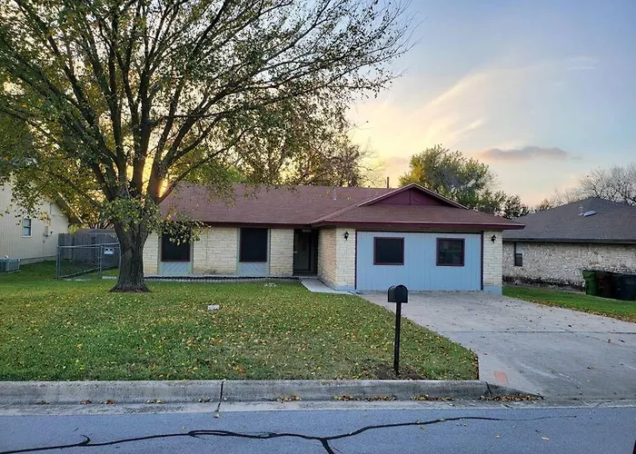 Private Retreat Shady Oak Backyard, Petfriendly * Round Rock
