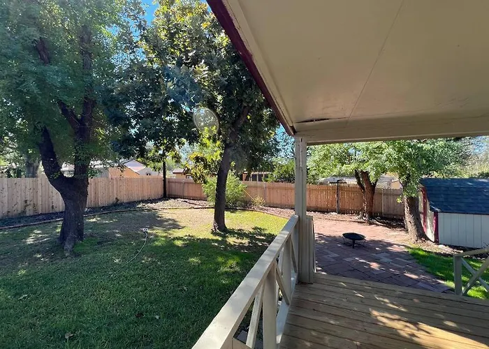 Private Retreat Shady Oak Backyard, Petfriendly Сasa de vacaciones