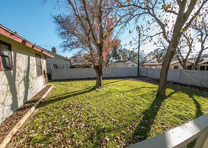 Private Retreat Shady Oak Backyard, Petfriendly * Round Rock